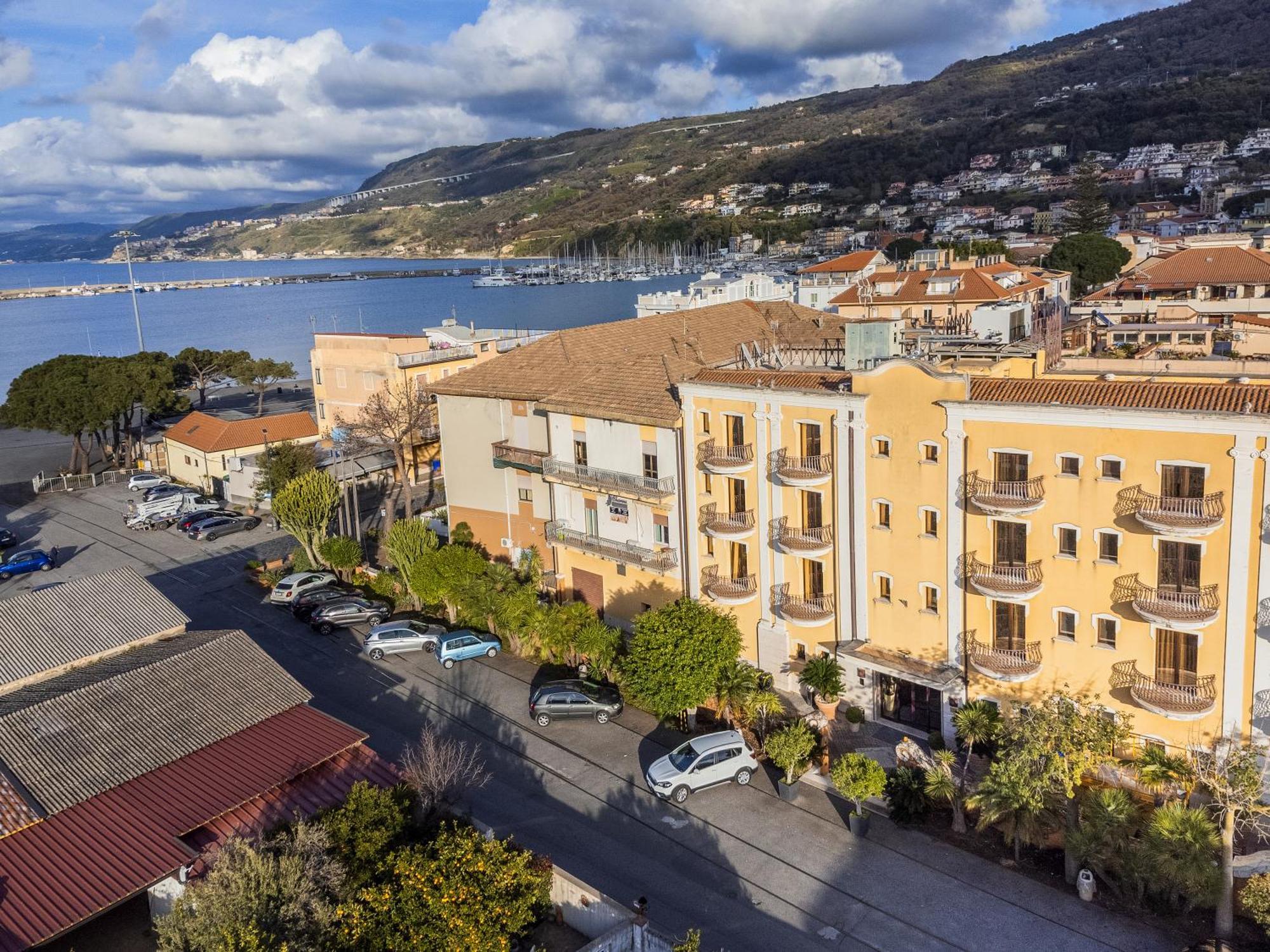 Hotel Cala Del Porto Vibo Valentia Marina Bagian luar foto
